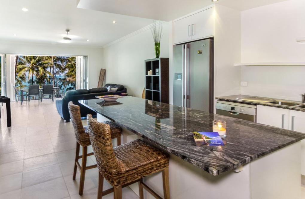 Island Views Beachfront Apartments Palm Cove Exterior photo