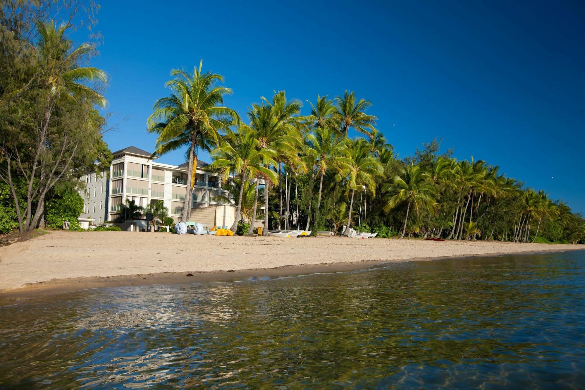 Island Views Beachfront Apartments Palm Cove Exterior photo