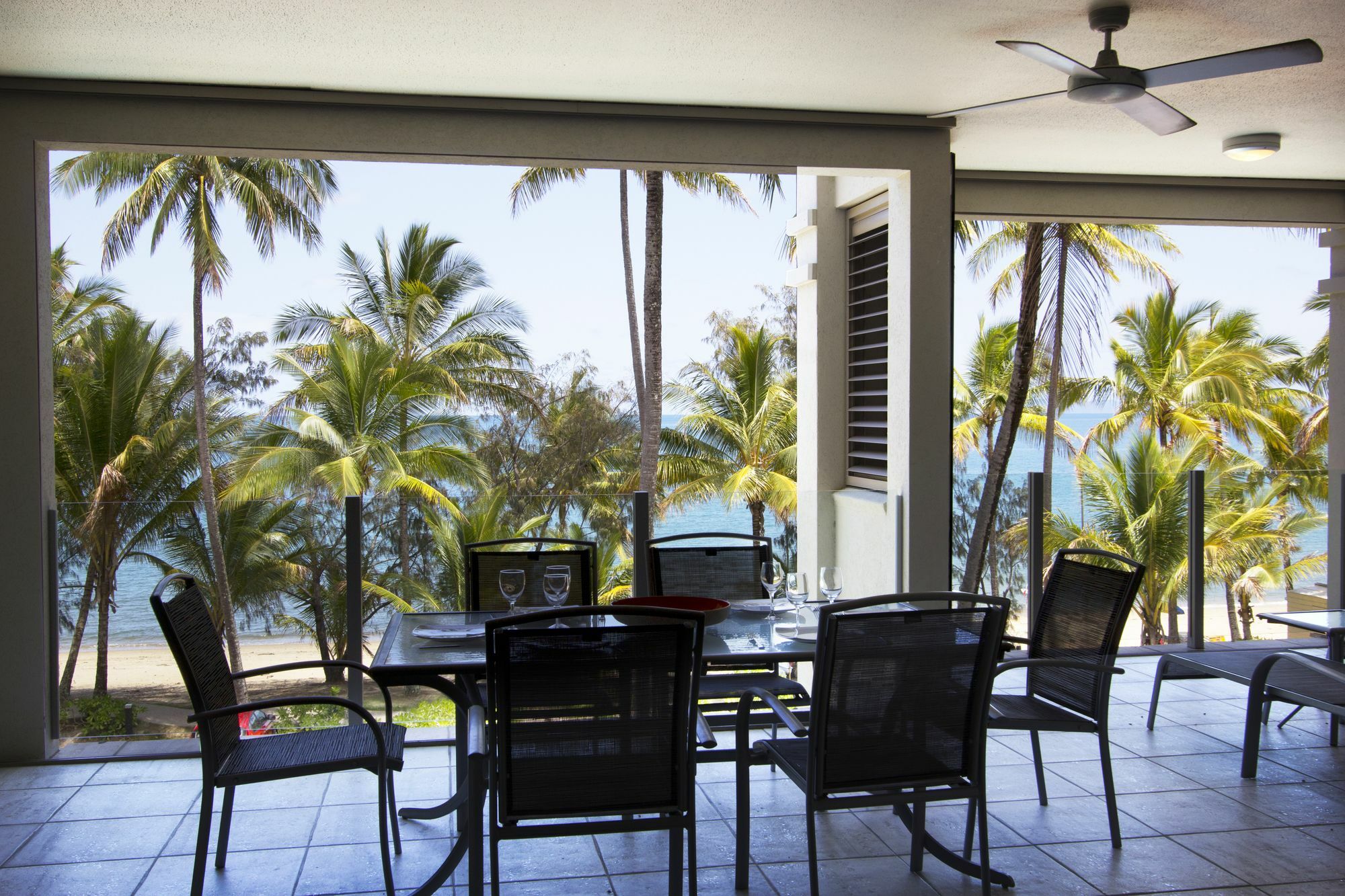 Island Views Beachfront Apartments Palm Cove Exterior photo