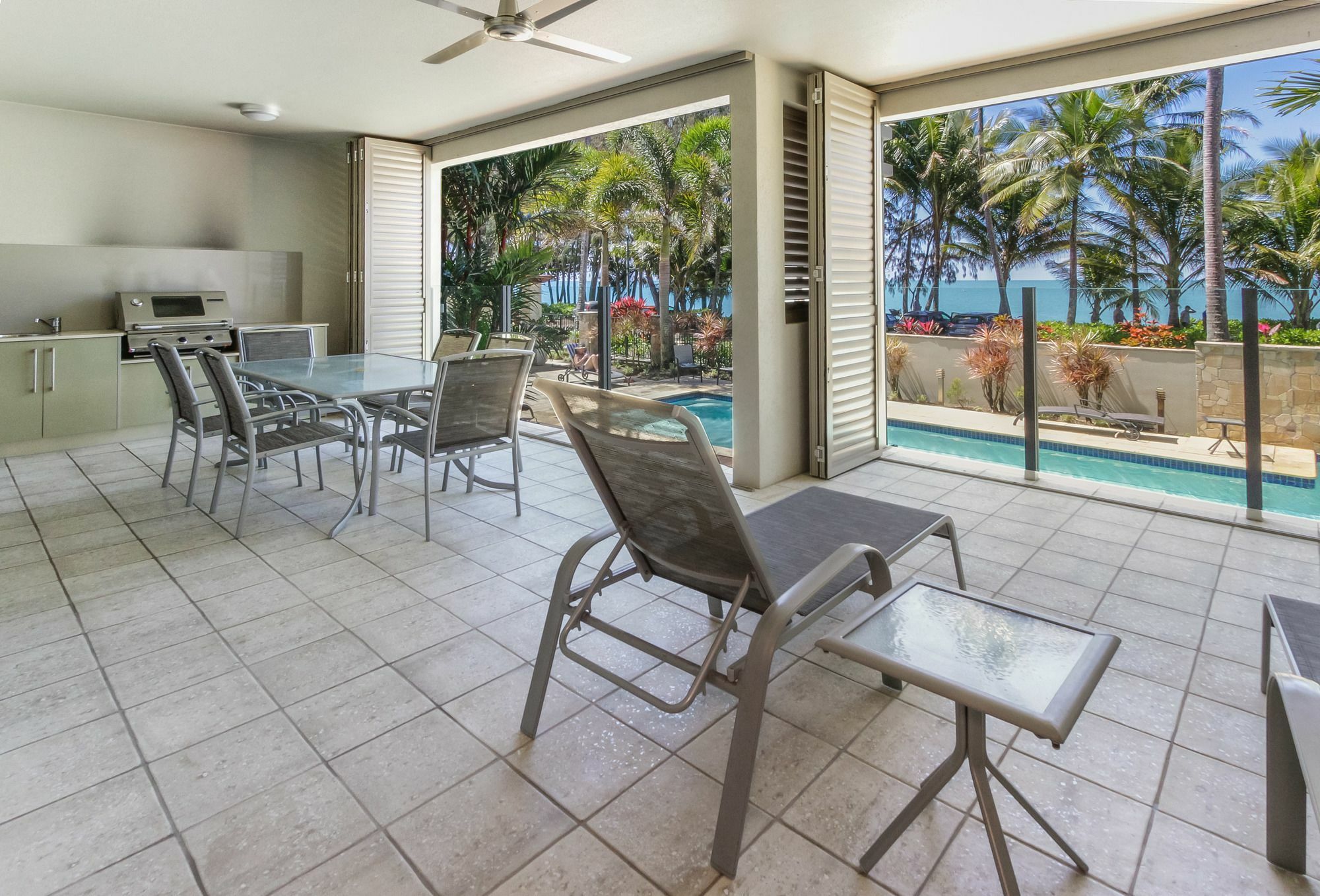 Island Views Beachfront Apartments Palm Cove Exterior photo